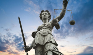 vrouwe justitia shutterstock_50000521